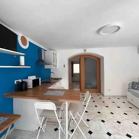 Dantis Domus At The Appartement Levanto