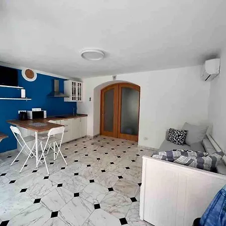 Dantis Domus At The Appartement Levanto